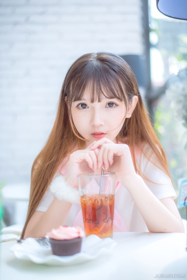 “嗯，为夫这段时间身在军中，倒是苦了你了，待这一仗打完，我便好好陪陪夫人。”刘璝笑道。